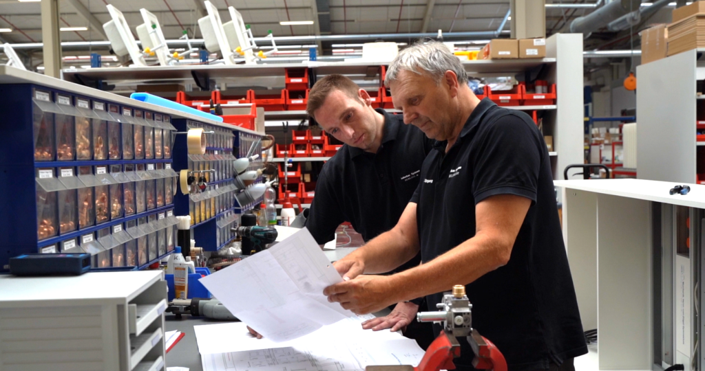 Anlagenmechaniker-Team-Bauzeichnung-Rohre-Heizung-Lüftung